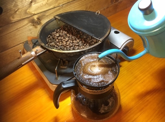 コーヒー淹れてる